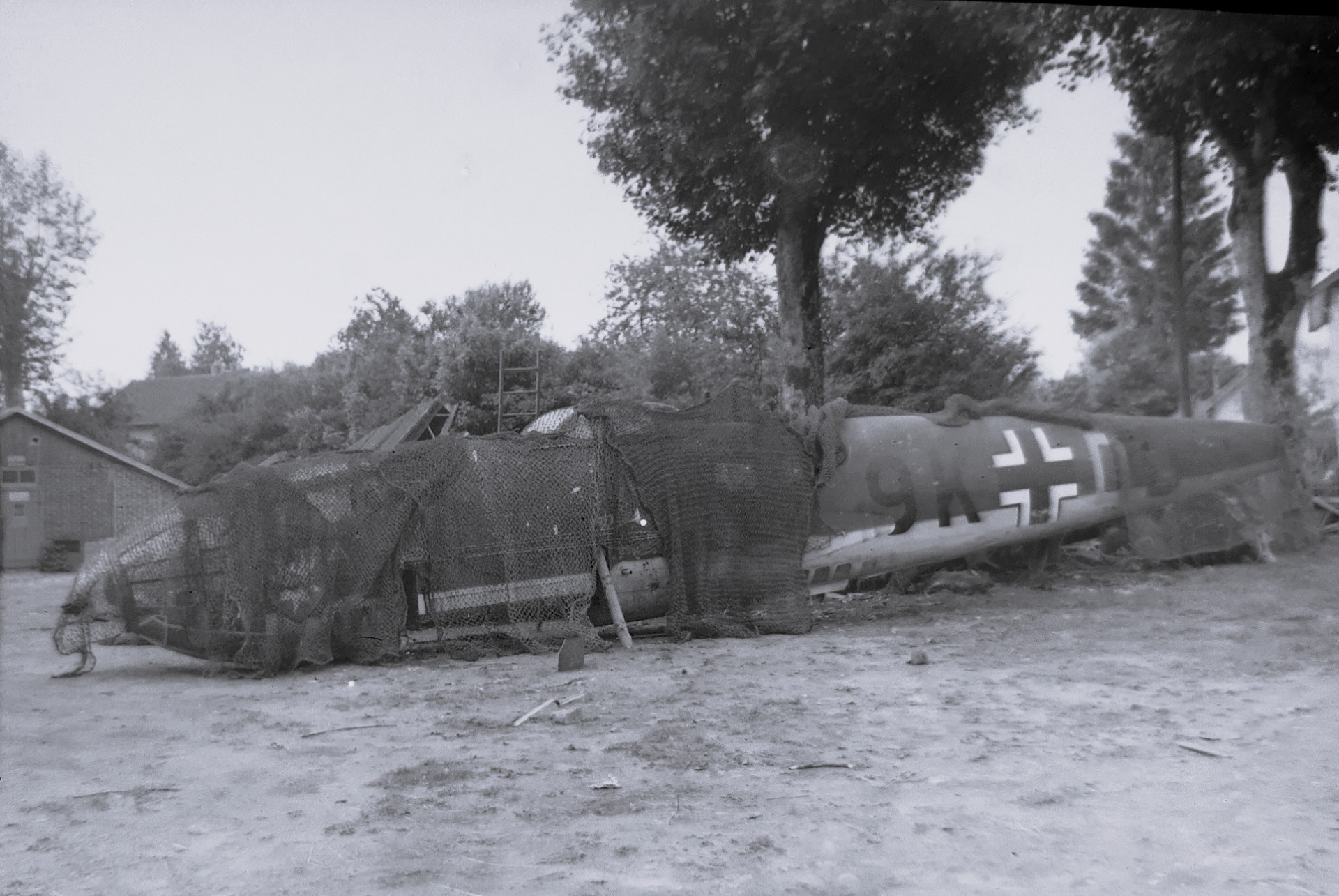 Cet avion allemand, un Heinkel 111 n° de série 2648 codé 9K+DD Stab de la 3ème compagnie de bombardement 51, fut abattu à 12h45 près de Fougerolles, au lieu-dit « Larrière » (70- Haute-Saône) le 14 mai 1940. Il avait été chargé de prendre des photos de l’aérodrome de Dijon que venait de bombarder l’armée allemande. 